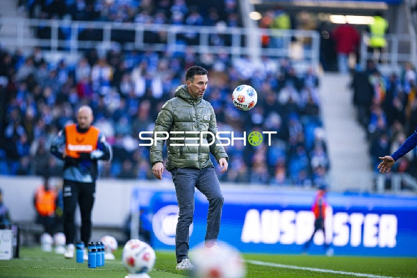Person mit Ball am Spielfeldrand