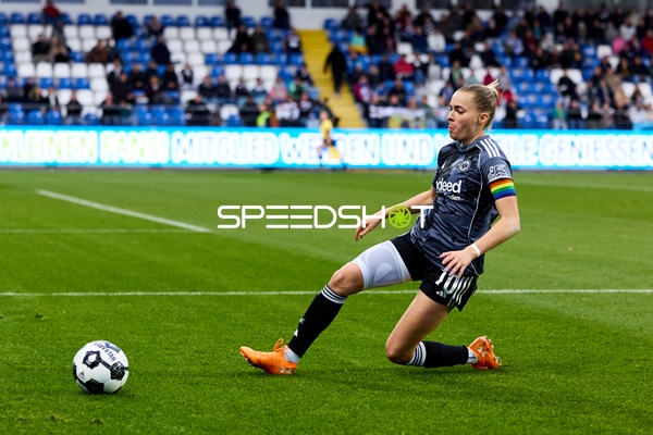 Grätsche von Laura Freigang (10; Eintracht Frankfurt)