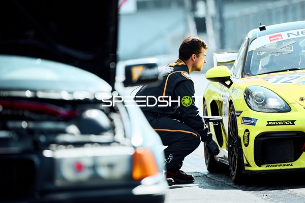 Mechaniker arbeitet am Auto mit Nummer 99 vor dem Rennen