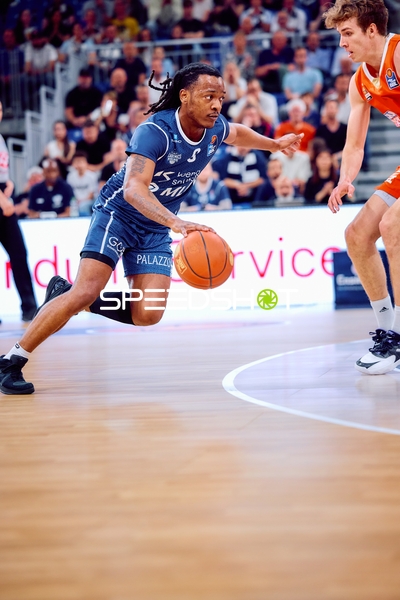 Dribbling DJ Horne (0;MLP Academics Heidelberg) gegen Tobias Jensen (7;Ratiopharm Ulm)