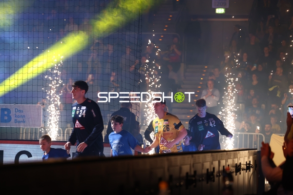 Einlauf der Spieler vor Spielbeginn.