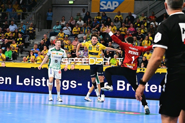 David More (15; Rhein Neckar Löwen) wirft aufs Tor