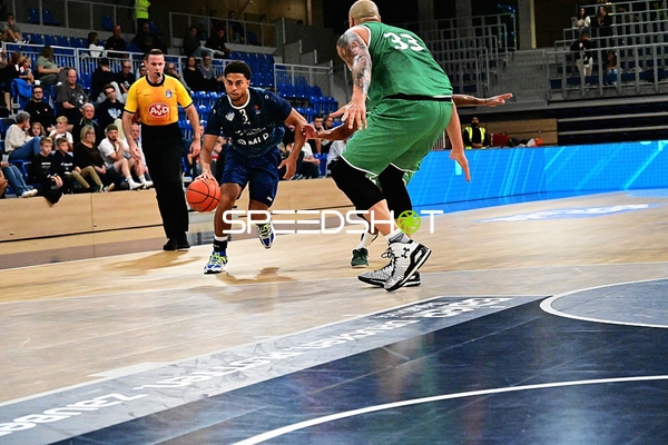 Kevin McClain (3; MLP) dribbelt, Maik Zirbes (33; Gladiators Trier) verteidigt