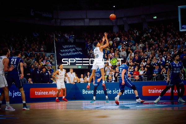 Ein Spieler von MLP Academics Heidelberg springt, um einen Wurf auszuführen.