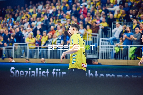 Spieler von Rhein Neckar Löwen läuft am Spielfeldrand