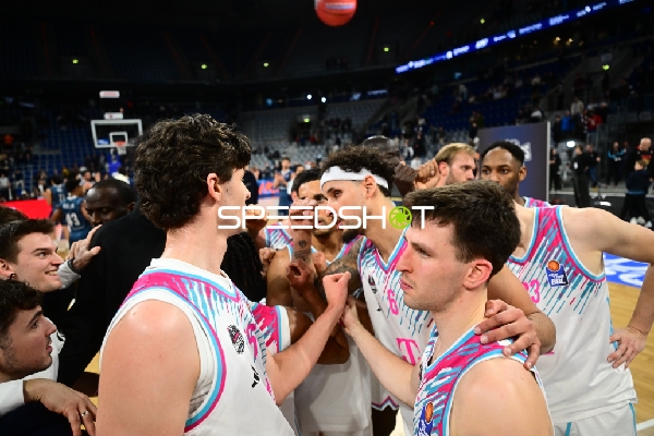 Szene mit Jeff Garrett Jr. (4; Telekom Baskets Bonn) und Michael Kessens (6; Telekom Baskets Bonn)