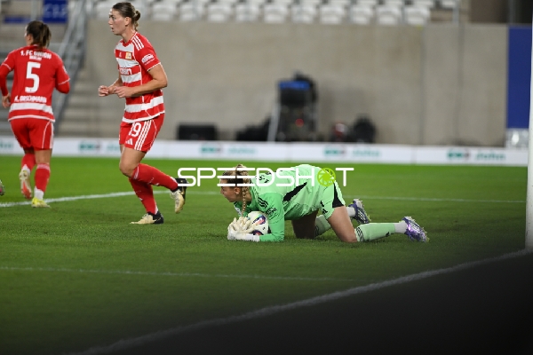 Torwartin sichert Ball