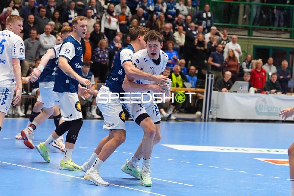 Nico Schöttle (8; Bergischer HC) und Niels Versteijnen (25; TBV Lemgo) in Zweikampf