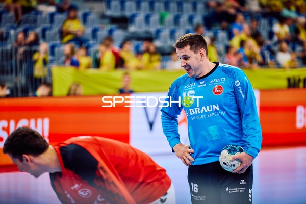 Ein Spieler von MT Melsungen steht auf dem Spielfeld und hält einen Handball.