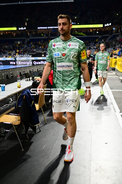 Matthes Langhoff (13; Füchse Berlin) und 25; Füchse Berlin verlassen das Spielfeld