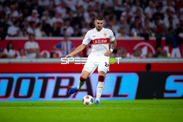 Jeff Chabot (24; VfB Stuttgart) am Ball
