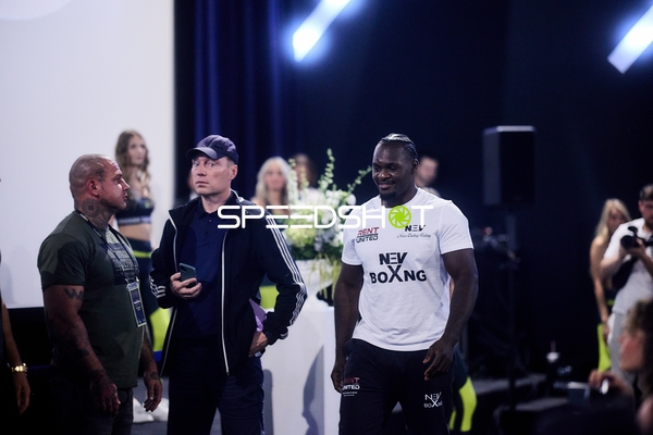 Ringside-Zone Face-Off