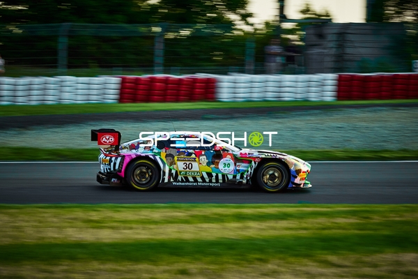 Rennfahrzeug auf der Rennstrecke