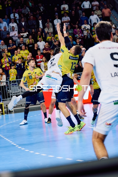 Ein Spieler von Rhein Neckar Löwen springt, um den Ball zu blockieren.