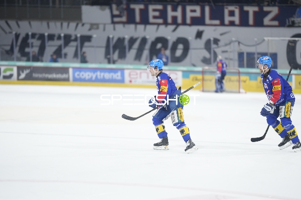 Dario Meyer (88; EHC Kloten) und Kimi Körbler (89; EHC Kloten) auf dem Eis
