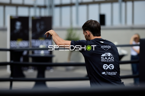 Ringside-Zone Face-Off