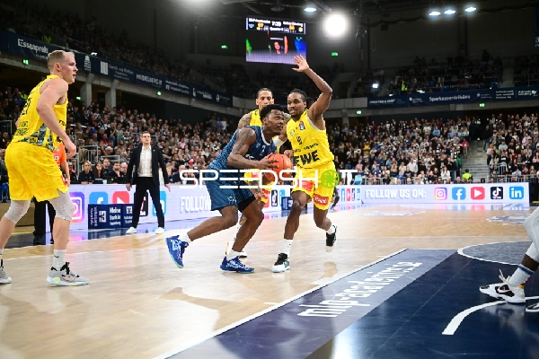 Spielaktion mit Seth Hinrichs (21; EWE Baskets Oldenburg) und DJ Horne (0; MLP Academics Heidelberg)
