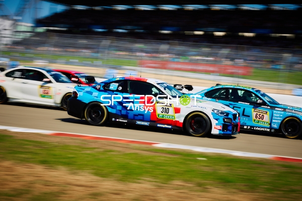 Zwei Fahrzeuge auf der Rennstrecke