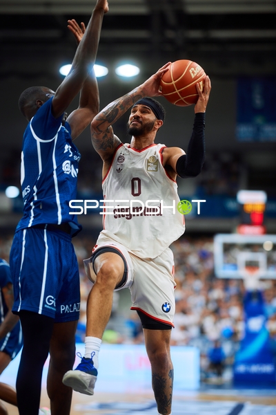 Nick Weiler-Babb (0, FC Bayern Basketball) mit Wurfversuch