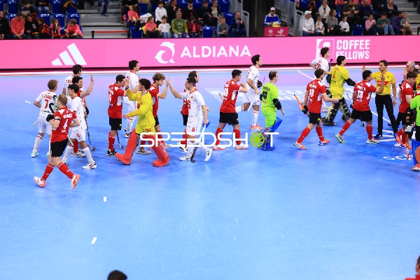 Sebastian EITENBERGER (5; Österreich) und Juan MUÑOZ (9; Spanien) begrüßen sich