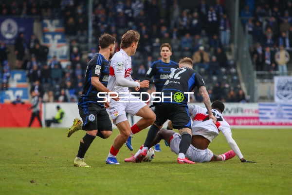 Intensiver Zweikampf um Ball