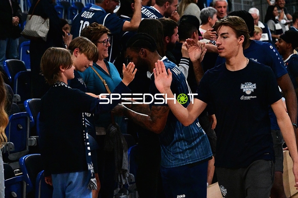 Spieler feiern mit Fans