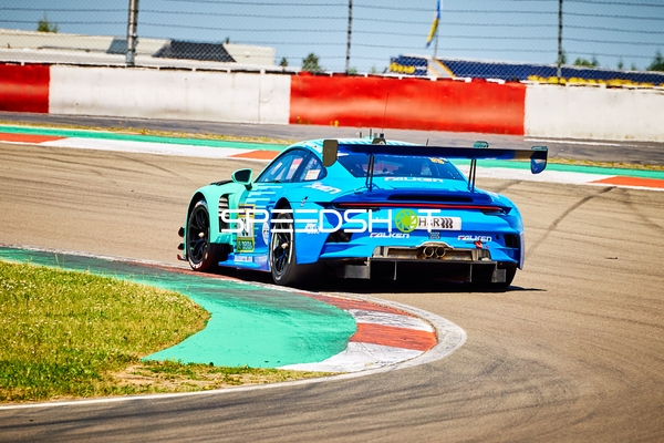 Falken Motorsports Porsche auf der Rennstrecke
