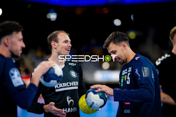 Spieler tauschen sich mit Ball aus