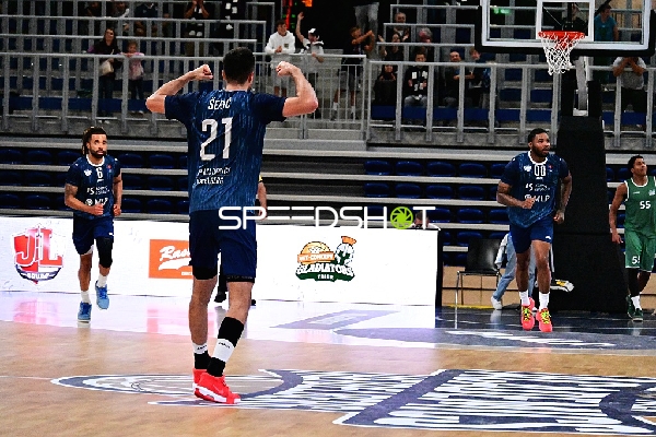 Zwei Spieler auf Court