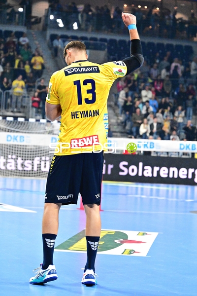 Sebastian Heymann (13; Rhein Neckar Löwen) positioniert sich