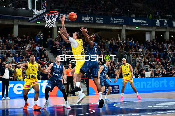 Spielaktion mit Colin Schroeder (29; EWE Baskets Oldenburg) und Ryan Mikesell (33; MLP Academics Heidelberg)