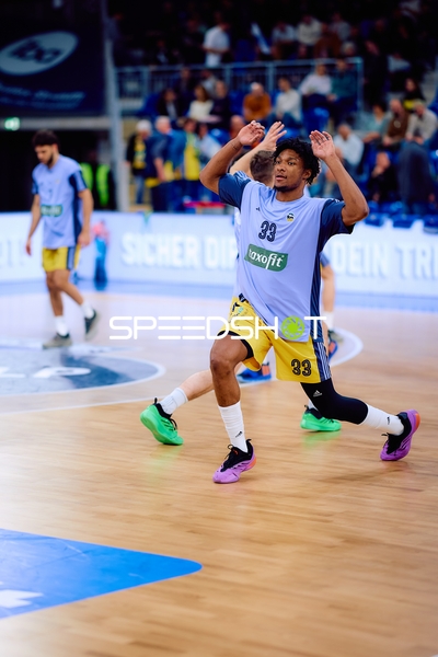 David McCormack (33, Alba Berlin) wärmt sich auf