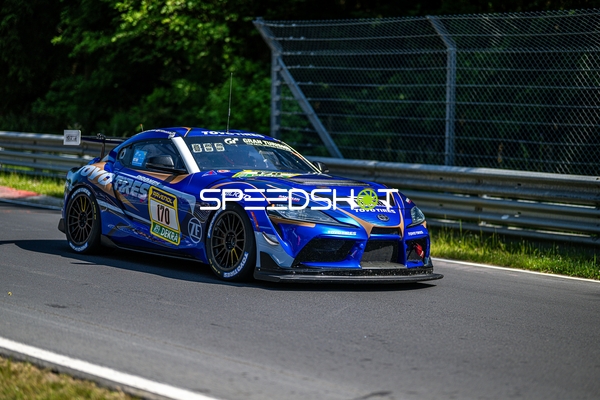 Fahrzeug auf der Rennstrecke