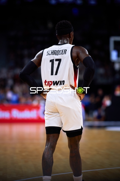 Dennis Schröder (17; Deutschland) auf dem Court