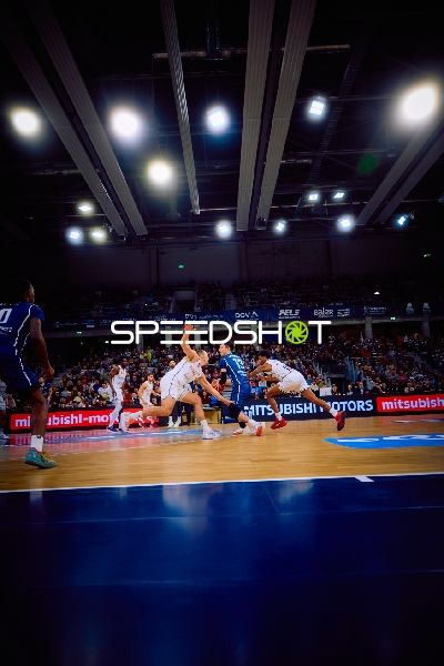 Kampf um den Ball beim Dribbling