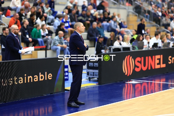 Trainer und Offizielle am Spielfeldrand