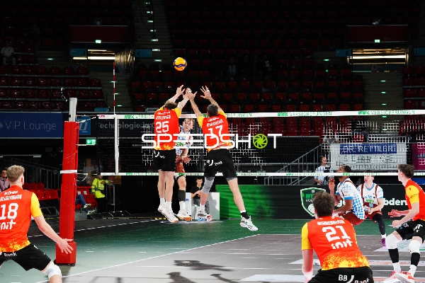 Spielszene mit Corey Mayotte (25; BADEN VOLLEYS SSC Karlsruhe), Jonathan Downs (17; BADEN VOLLEYS SSC Karlsruhe) und Jannes Wiesner (17; WWK Volleys Herrsching)