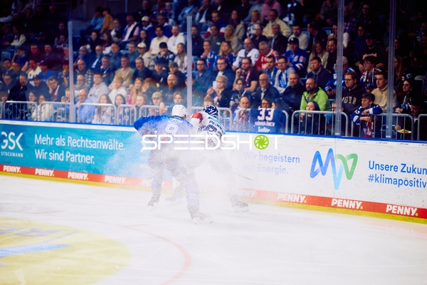 Körperkontakt bei Adler Mannheim gegen Eisbären Berlin