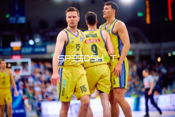 Jonas Mattisseck (9, Alba Berlin) mit Martin Hermannsson (15, Alba Berlin) und Yanni Wetzell (5, Alba Berlin)