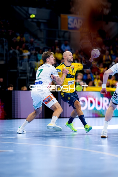 Lukas Sandell (11; Rhein Neckar Löwen) und Victor Klöve (7; FAG) im Zweikampf