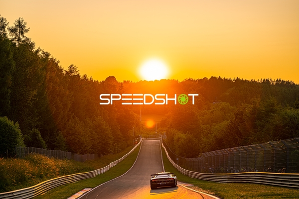 Rennfahrzeug auf der Strecke