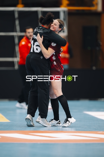 Jubel mit Amelie Berger (3; HSG Bensheim/Auerbach)