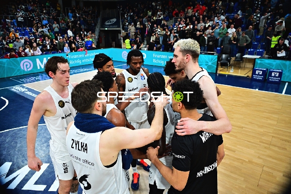 Szene mit Josh Hawley (3; Basketball Löwen Braunschweig), Chip Flanigan (30; Basketball Löwen Braunschweig) und Benjamin Schröder (2; Basketball Löwen Braunschweig)