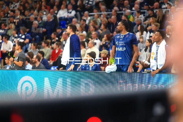 Szene mit Osun Osunniyi (12; MLP Academics Heidelberg) und Teamkollegen