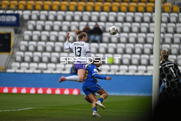 Kopfball im Strafraum