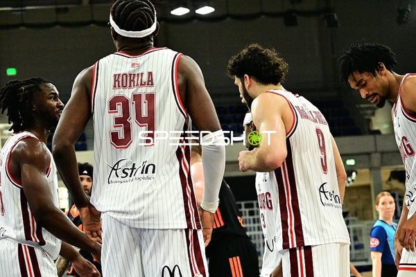 Zwei Spieler auf dem Court