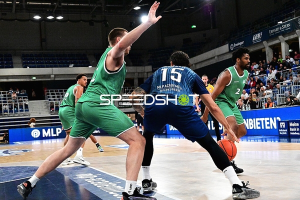 Marcel Keßen (15; MLP) dribbelt am Korb