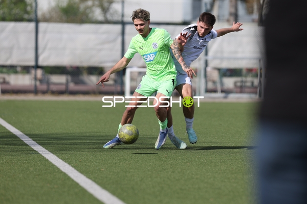 Intensiver Zweikampf im Spiel FV Fortuna Heddesheim gegen FC-Astoria Walldorf II