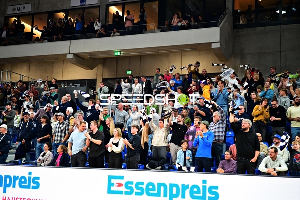 Fans jubeln im SNP Dome