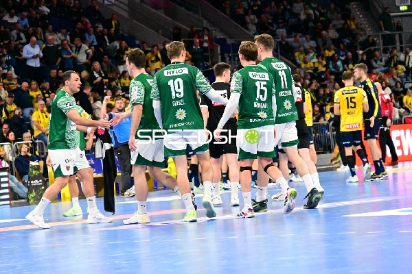 Tim Nothdurft (28; Rhein Neckar Löwen) und Manuel Štrlek (7; Füchse Berlin) im Gespräch